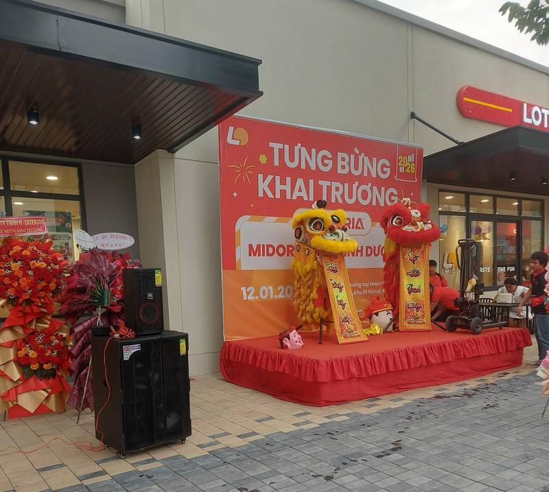 Loa kẹo kéo được bố trí tại sân khấu khai trương sự kiện với biểu tượng múa lân, thể hiện dịch vụ cho thuê loa kẹo kéo chuyên nghiệp.