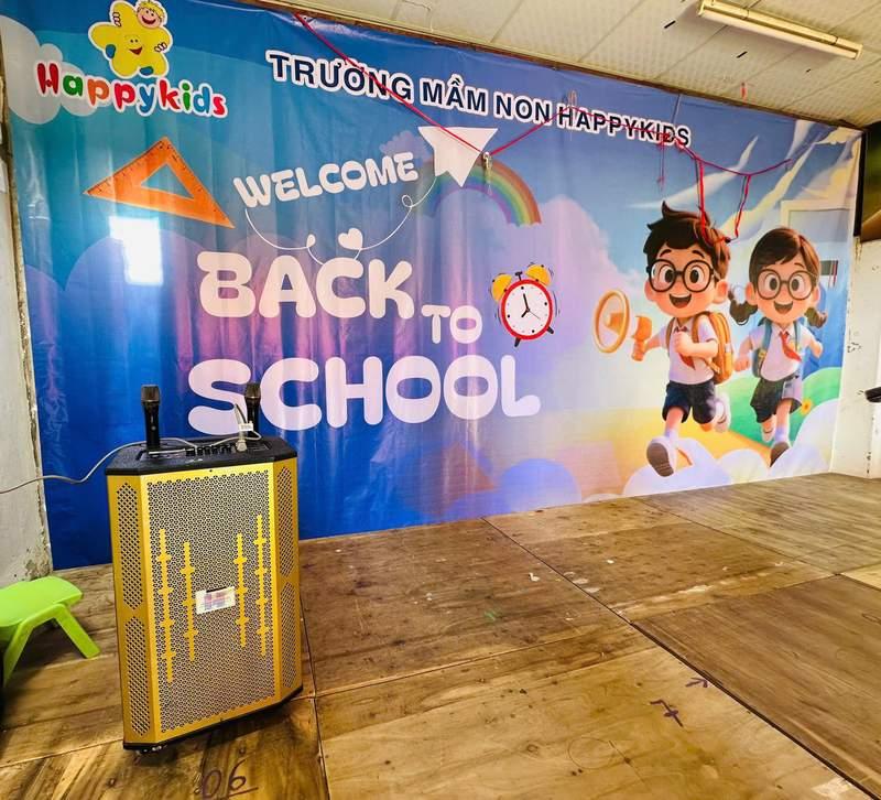 Loa kẹo kéo đặt trong không gian trang trí sự kiện trường mầm non HappyKids chào đón năm học mới, phục vụ Dịch vụ cho thuê loa kẹo kéo.