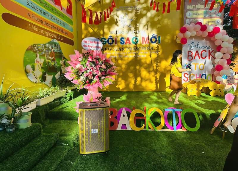 Loa kẹo kéo đặt tại sân trường mầm non Ngôi Sao Mới cho sự kiện chào mừng năm học mới, thể hiện dịch vụ cho thuê loa kẹo kéo chuyên nghiệp