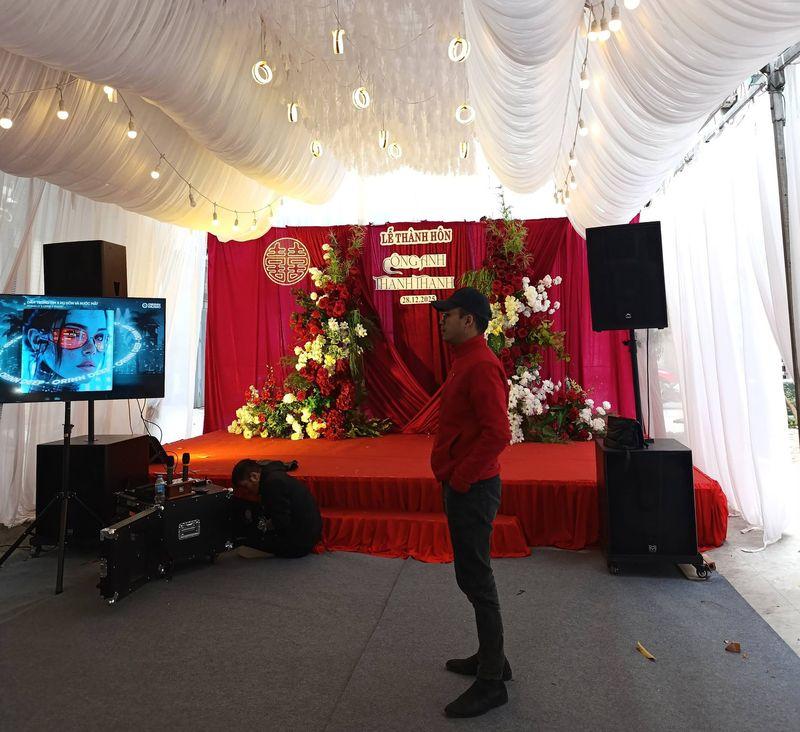Dịch vụ cho thuê loa kẹo kéo phục vụ sân khấu lễ thành hôn với hệ thống loa và ánh sáng đầy đủ trong không gian trang trí sang trọng.