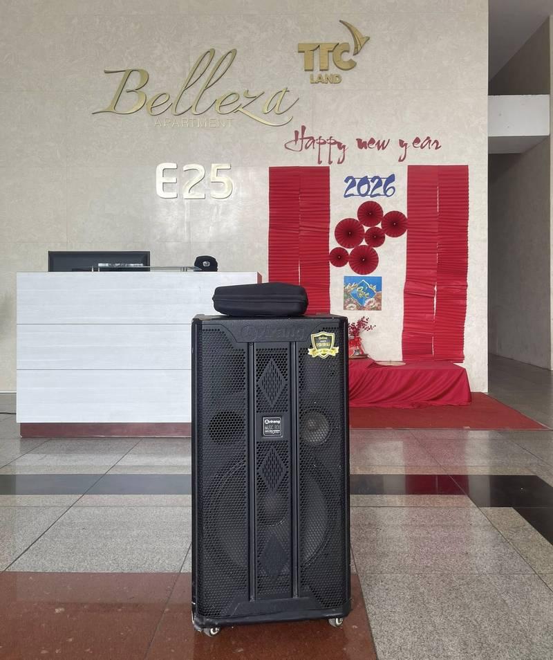Loa kẹo kéo đặt tại sảnh Belleza Apartment E25, thể hiện dịch vụ cho thuê loa kẹo kéo chuyên nghiệp và tiện lợi.