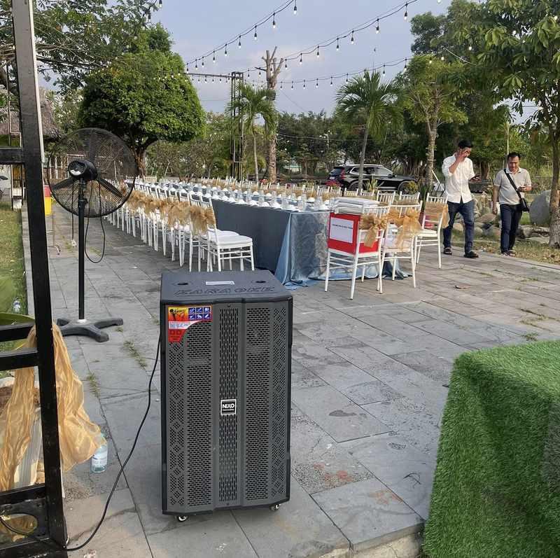 Dịch vụ cho thuê loa kẹo kéo phục vụ sự kiện ngoài trời với dàn ghế và bàn được trang trí sang trọng.