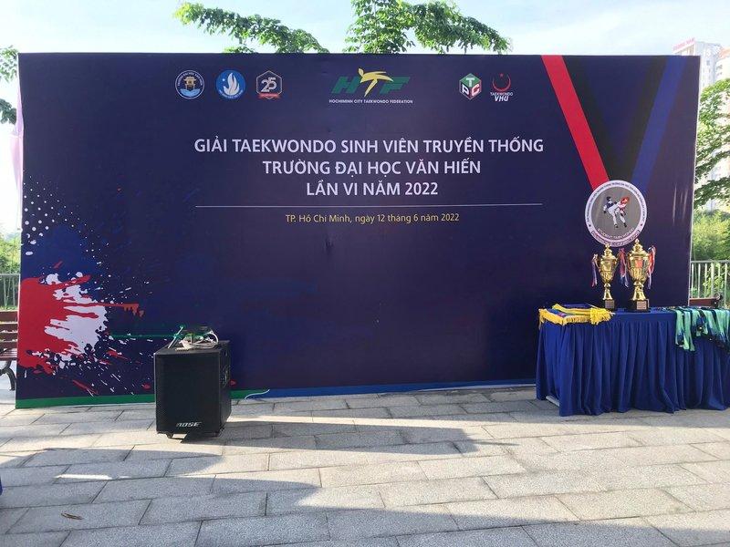 Loa kẹo kéo được sử dụng trong sự kiện Giải Taekwondo sinh viên trường Đại học Văn Hiến năm 2022 với backdrop và cúp giải thưởng