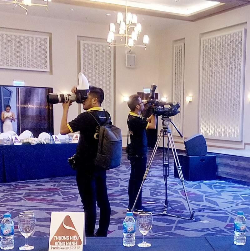 Ekip chuyên nghiệp thực hiện dịch vụ quay phim chụp ảnh sự kiện trọn gói tại hội trường.