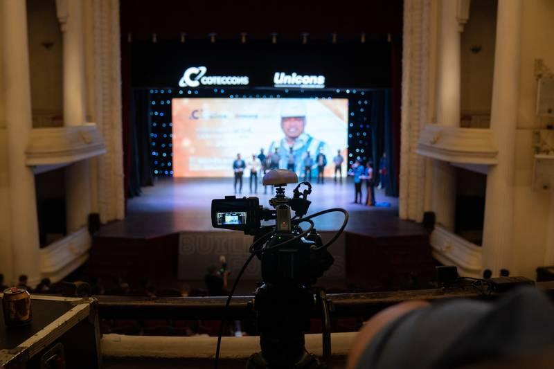Camera quay phim ghi lại sự kiện trên sân khấu trong dịch vụ quay phim chụp ảnh sự kiện trọn gói với ekip chuyên nghiệp.