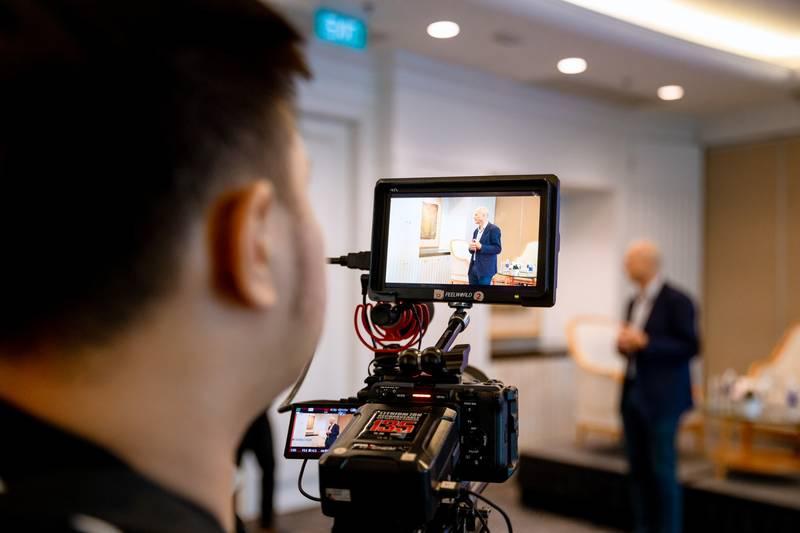 Ekip chuyên nghiệp thực hiện dịch vụ quay phim chụp ảnh sự kiện trọn gói tại hội thảo.