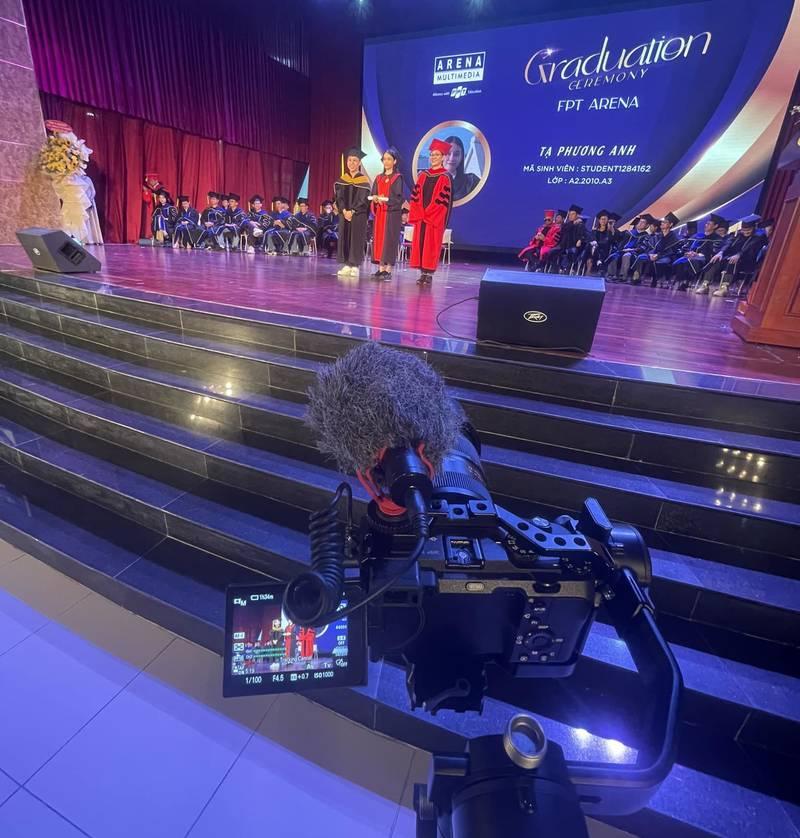Dịch vụ quay phim chụp ảnh sự kiện trọn gói với ekip chuyên nghiệp ghi hình lễ tốt nghiệp tại hội trường.
