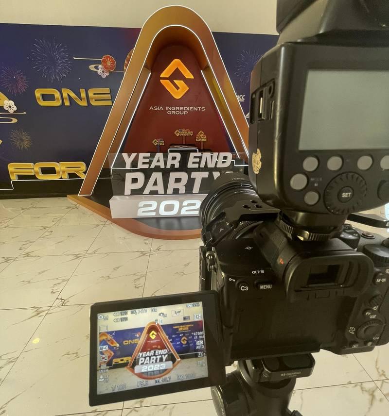 Máy ảnh chuyên nghiệp đang thực hiện dịch vụ quay phim chụp ảnh sự kiện trọn gói với ekip chuyên nghiệp tại Year End Party 2023.