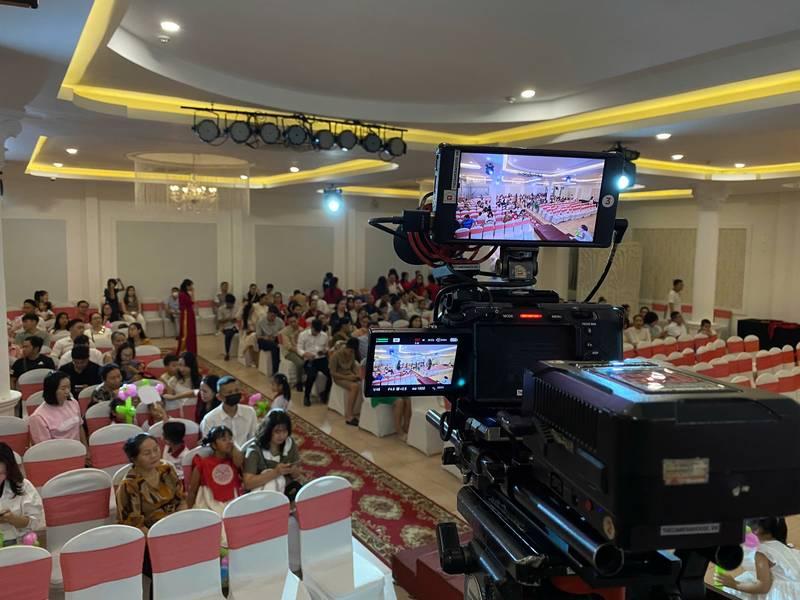 Dịch vụ quay phim chụp ảnh sự kiện trọn gói với ekip chuyên nghiệp ghi hình hội trường đông khách.