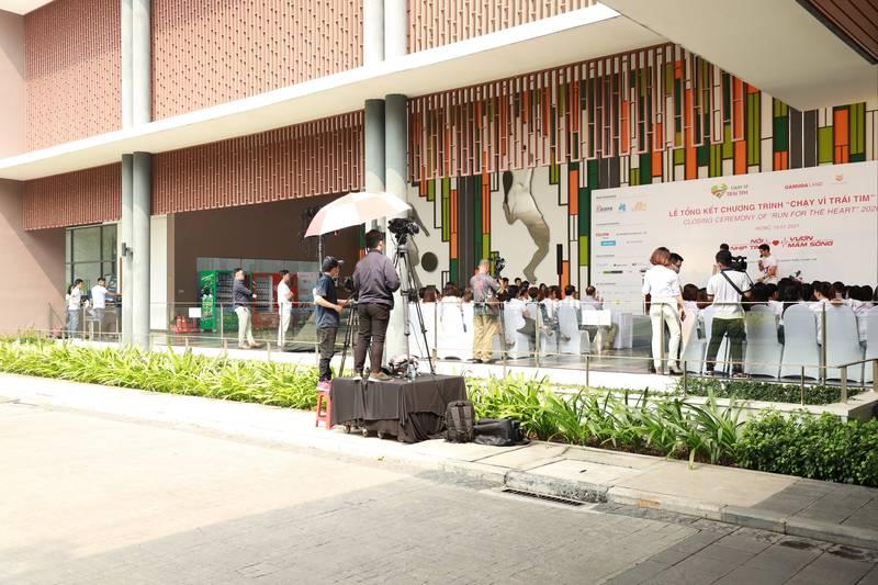 Ekip chuyên nghiệp thực hiện dịch vụ quay phim chụp ảnh sự kiện trọn gói tại buổi lễ ngoài trời.