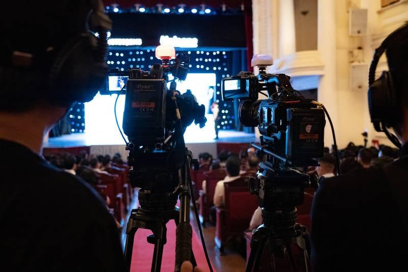 Ekip chuyên nghiệp thực hiện dịch vụ quay phim chụp ảnh sự kiện trọn gói tại hội trường lớn.