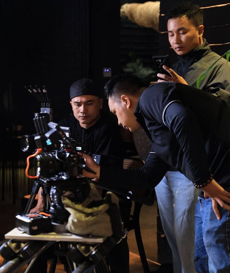 Ekip chuyên nghiệp đang triển khai dịch vụ quay phim chụp ảnh sự kiện trọn gói với thiết bị hiện đại.