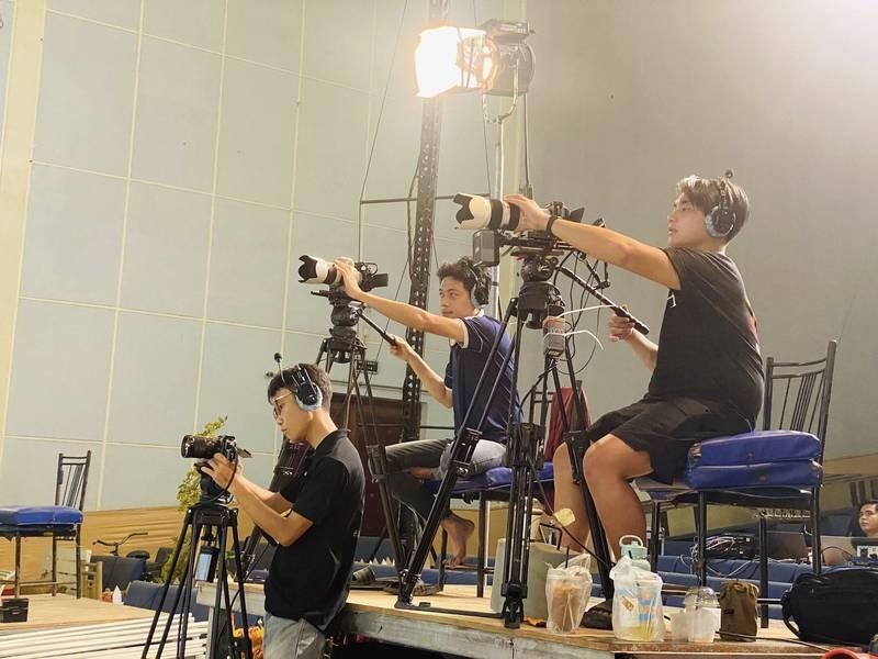 Ekip chuyên nghiệp sử dụng dịch vụ quay phim chụp ảnh sự kiện trọn gói với nhiều thiết bị hiện đại.