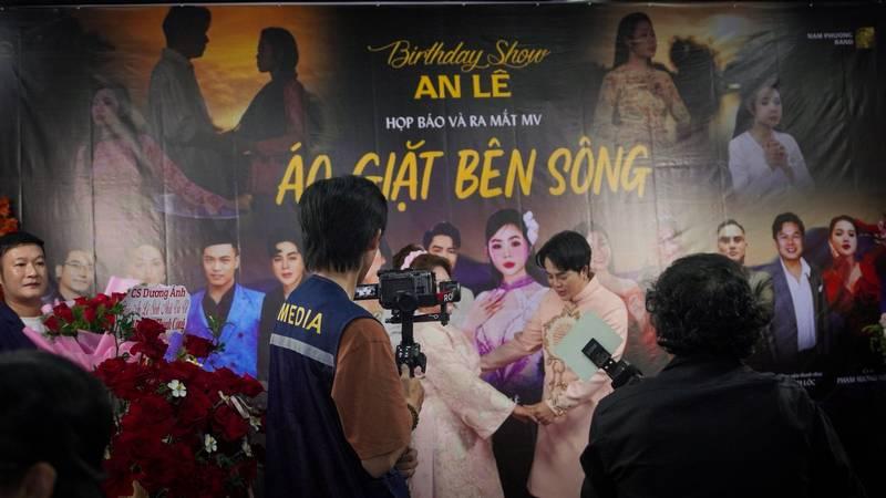 Ekip chuyên nghiệp sử dụng dịch vụ quay phim chụp ảnh sự kiện trọn gói tại buổi họp báo ra mắt MV 