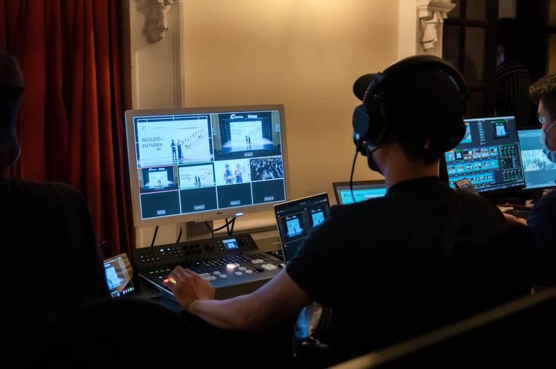 Ekip chuyên nghiệp sử dụng dịch vụ quay phim chụp ảnh sự kiện trọn gói tại phòng điều khiển sự kiện.