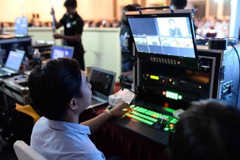 Ekip chuyên nghiệp thực hiện dịch vụ quay phim chụp ảnh sự kiện trọn gói tại phòng điều khiển.