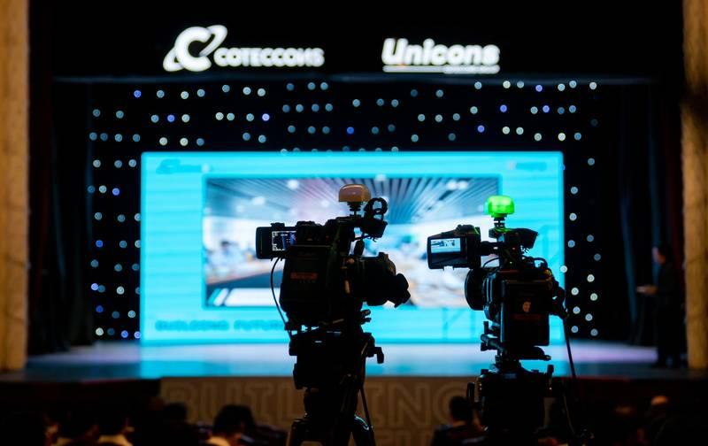 Dịch vụ quay phim chụp ảnh sự kiện trọn gói với ekip chuyên nghiệp đang tác nghiệp tại hội trường.