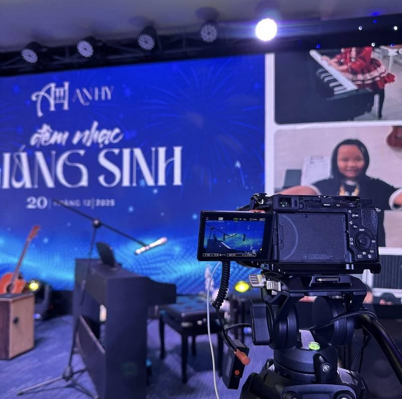 Máy quay phim chuyên nghiệp đang ghi hình tại sự kiện âm nhạc Giáng Sinh, dịch vụ quay phim chụp ảnh sự kiện trọn gói với ekip chuyên nghiệp.