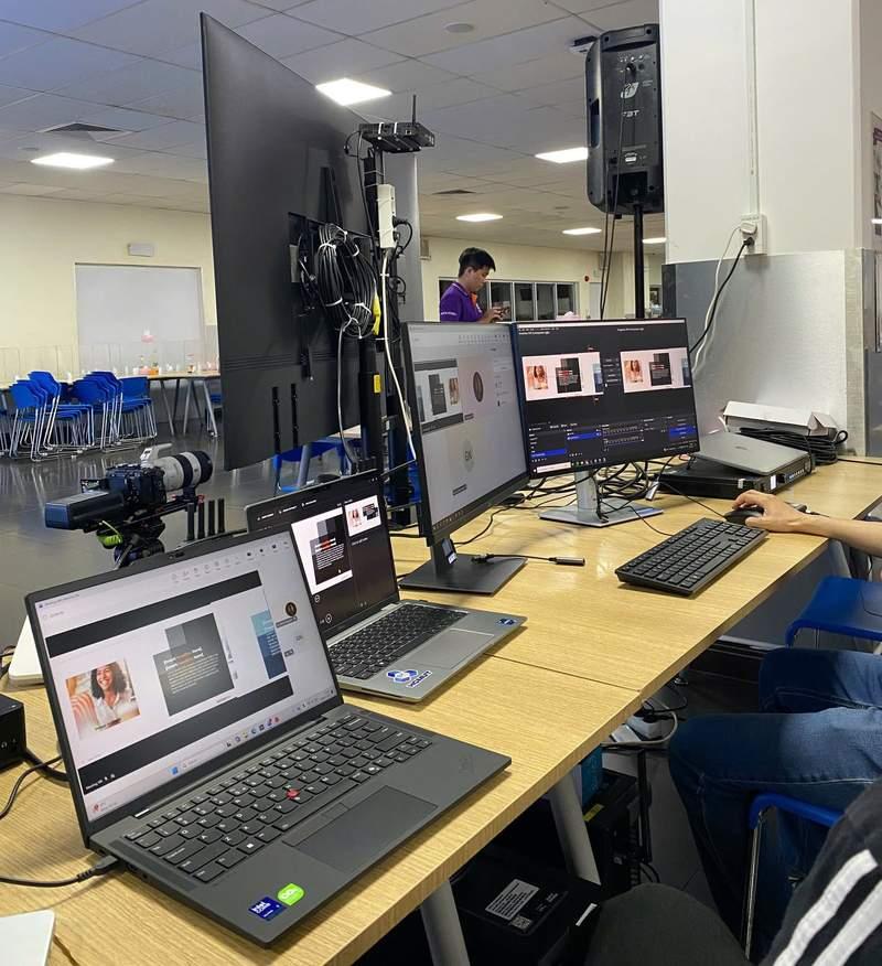 Ekip chuyên nghiệp sử dụng dịch vụ quay phim chụp ảnh sự kiện trọn gói với các thiết bị hiện đại tại văn phòng.