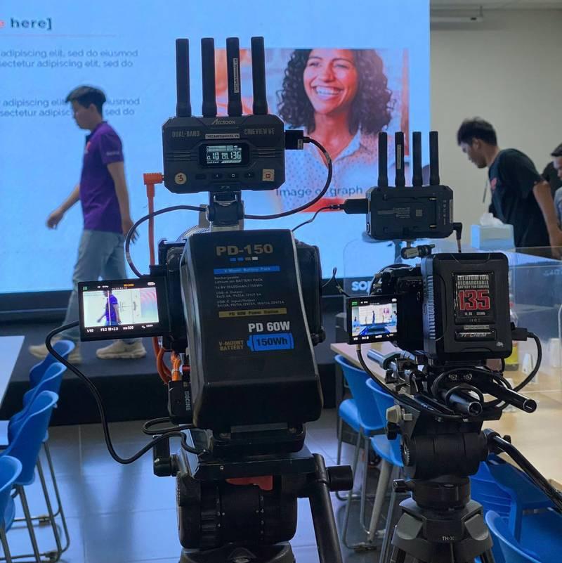 Ảnh mô tả dịch vụ quay phim chụp ảnh sự kiện trọn gói với ekip chuyên nghiệp sử dụng thiết bị hiện đại trong không gian sự kiện.