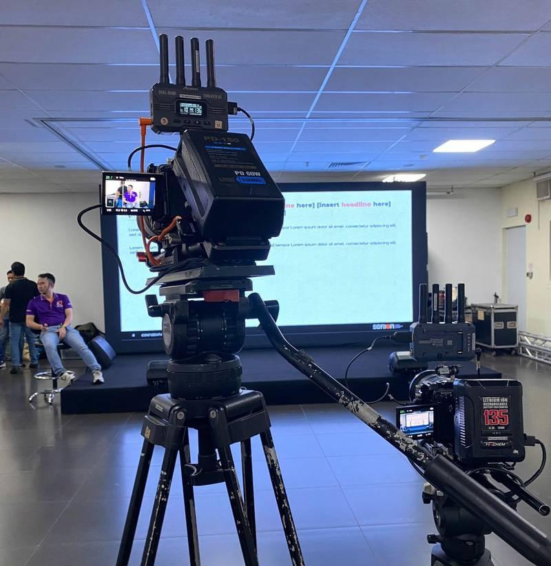 Ekip chuyên nghiệp sử dụng dịch vụ quay phim chụp ảnh sự kiện trọn gói với thiết bị hiện đại tại sự kiện trong nhà.