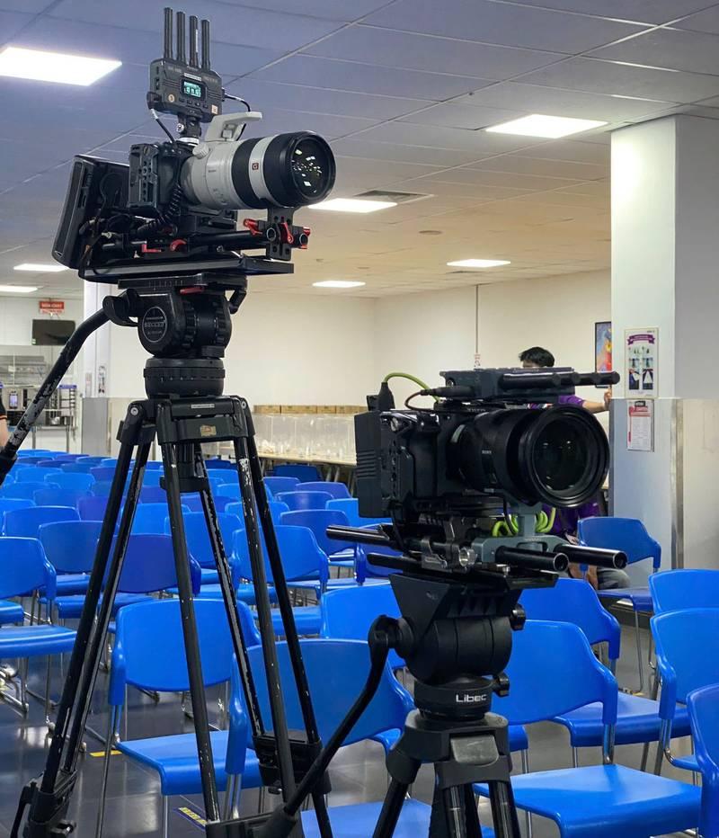 ALT: Hai máy quay chuyên nghiệp trên tripod trong dịch vụ quay phim chụp ảnh sự kiện trọn gói với ekip chuyên nghiệp.