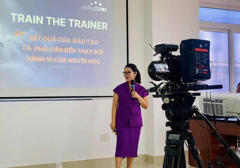 Dịch vụ quay phim chụp ảnh sự kiện trọn gói với ekip chuyên nghiệp ghi lại buổi thuyết trình đào tạo tại hội trường.