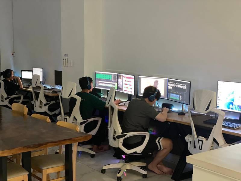 Ekip chuyên nghiệp đang sử dụng dịch vụ quay phim chụp ảnh sự kiện trọn gói tại văn phòng làm việc.