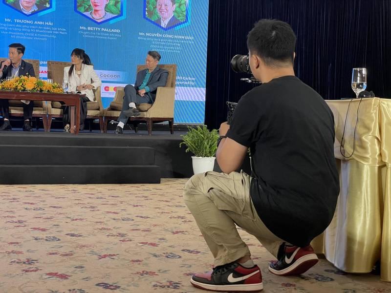 Ekip chuyên nghiệp thực hiện dịch vụ quay phim chụp ảnh sự kiện trọn gói tại hội thảo.