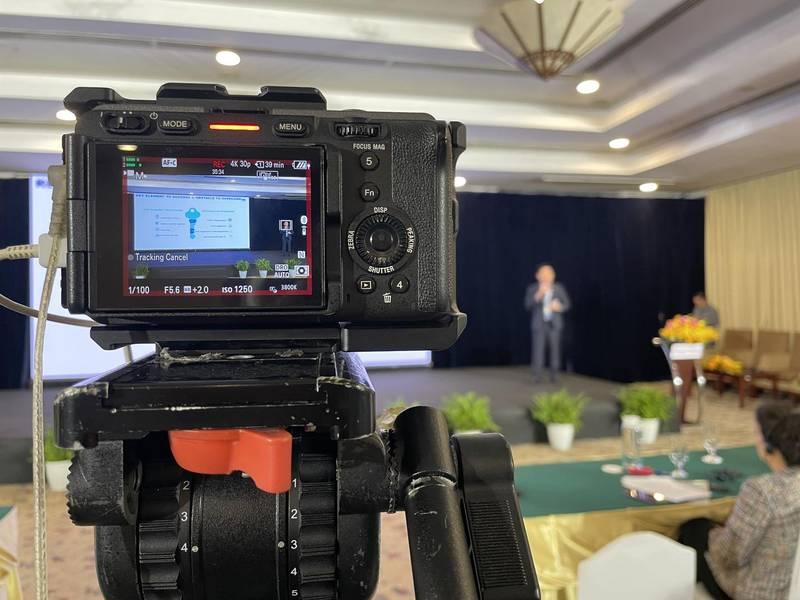 Ảnh chụp dịch vụ quay phim chụp ảnh sự kiện trọn gói với ekip chuyên nghiệp đang quay tại hội nghị.