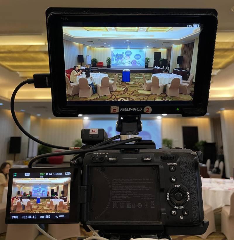 Ảnh ghi lại cảnh quay hội trường sự kiện chuyên nghiệp với dịch vụ quay phim chụp ảnh sự kiện trọn gói và ekip chuyên nghiệp.