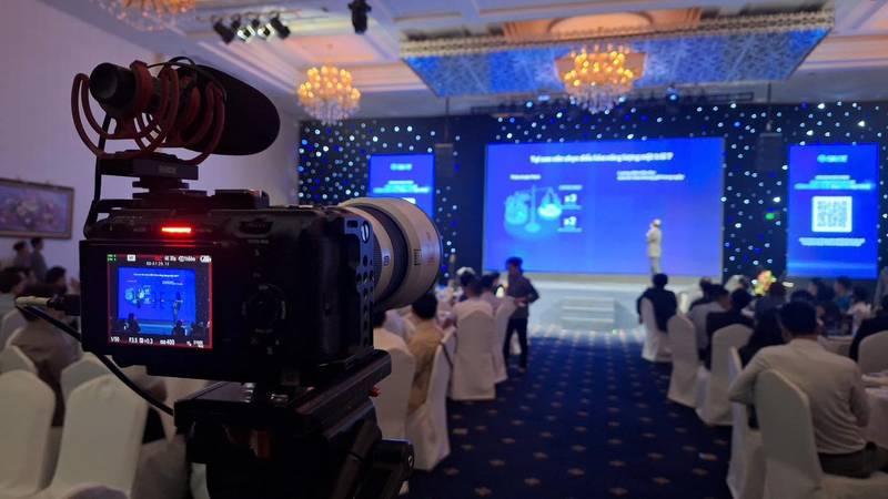 Ekip chuyên nghiệp thực hiện dịch vụ quay phim chụp ảnh sự kiện trọn gói tại hội trường sang trọng.