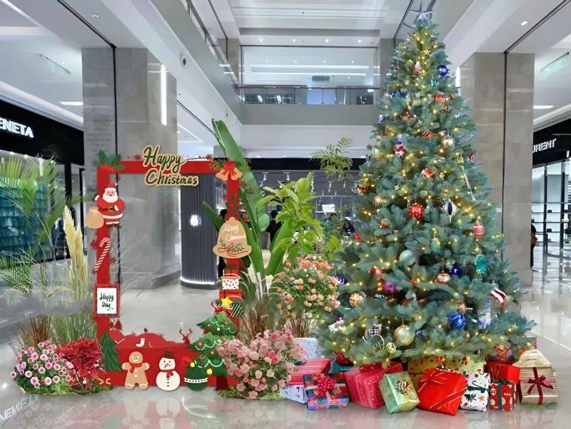 Dịch vụ trang trí noel văn phòng trọn gói giá tốt HCM với cây thông Noel và quà tặng trang trí hiện đại.