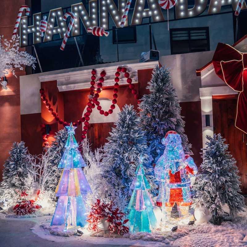 Dịch vụ trang trí noel văn phòng trọn gói giá tốt HCM với cây thông và ông già Noel phát sáng.