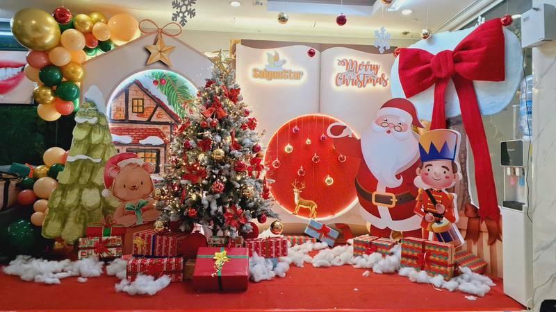 Dịch vụ trang trí noel văn phòng trọn gói giá tốt HCM với cây thông, ông già Noel và quà tặng trang trí đẹp mắt.