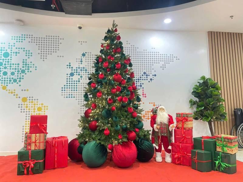ALT: Cây thông Noel và quà tặng được trang trí đẹp mắt trong văn phòng, dịch vụ trang trí noel văn phòng trọn gói giá tốt HCM.