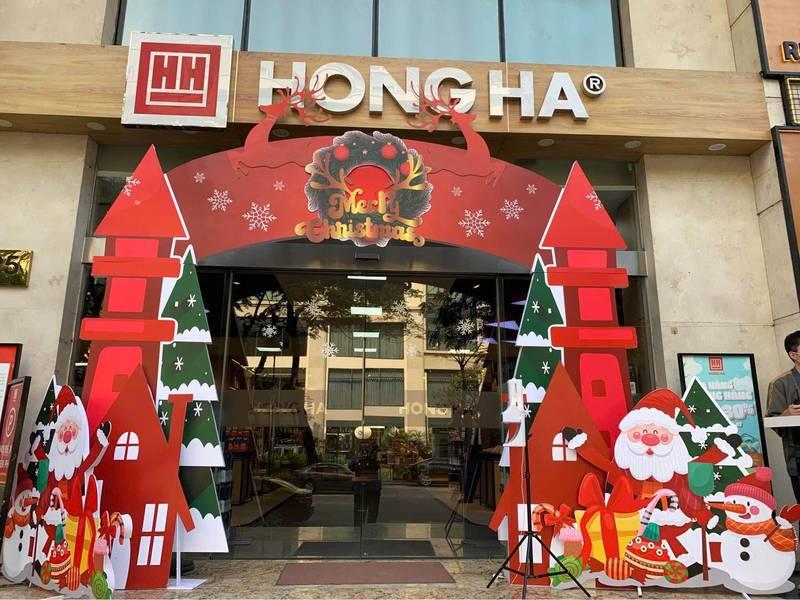 Dịch vụ trang trí Noel văn phòng trọn gói giá tốt HCM với không gian lễ hội ngoài cửa hàng Hong Ha.