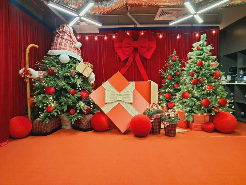 Dịch vụ trang trí noel văn phòng trọn gói giá tốt HCM với cây thông và hộp quà đỏ sáng tạo.