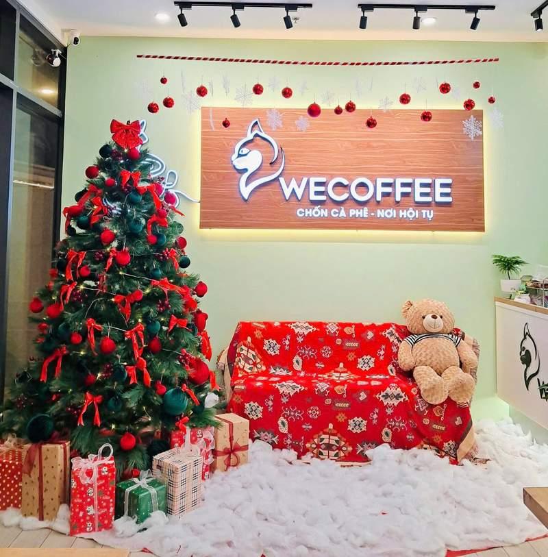 Dịch vụ trang trí noel văn phòng trọn gói giá tốt HCM với cây thông, quà tặng và trang trí ấm cúng tại Wecoffee.