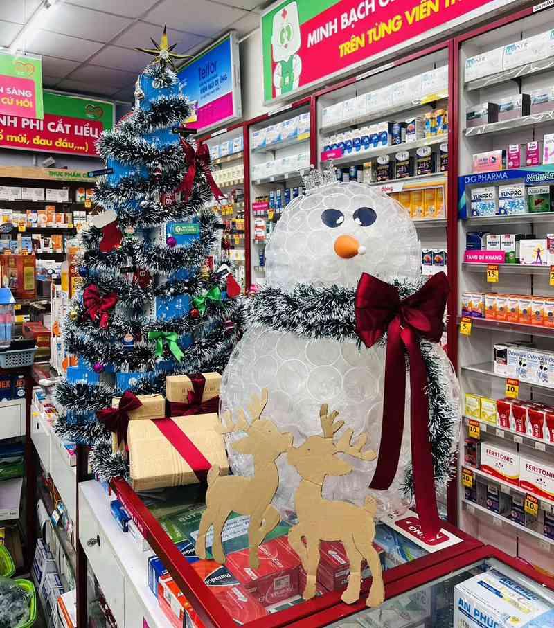 Dịch vụ trang trí noel văn phòng trọn gói giá tốt HCM với cây thông và người tuyết hiện đại tại nhà thuốc.