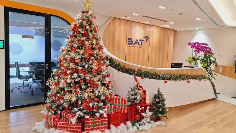 Dịch vụ trang trí noel văn phòng trọn gói giá tốt HCM với cây thông và quà tặng Noel đẹp mắt.