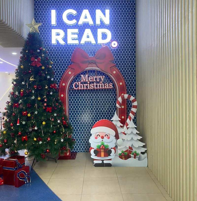 Dịch vụ trang trí noel văn phòng trọn gói giá tốt HCM với cây thông, hình ông già Noel và phụ kiện giáng sinh.