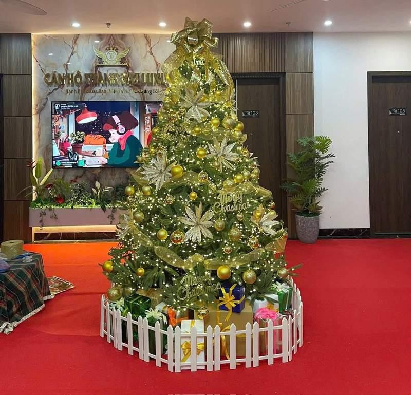 Cây thông Noel trang trí vàng lấp lánh trong dịch vụ trang trí noel văn phòng trọn gói giá tốt HCM.