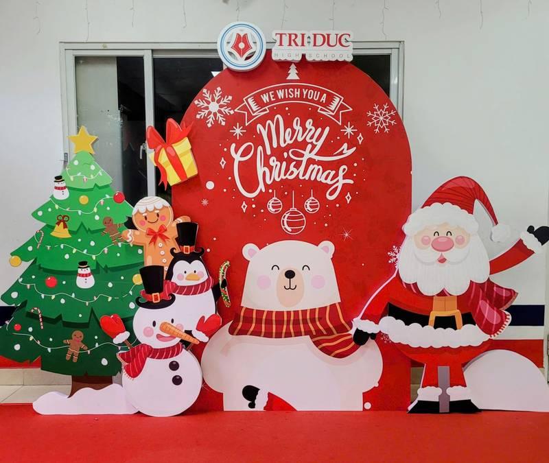 Dịch vụ trang trí noel văn phòng trọn gói giá tốt HCM với mô hình ông già Noel, gấu trắng, cây thông và người tuyết đẹp mắt.