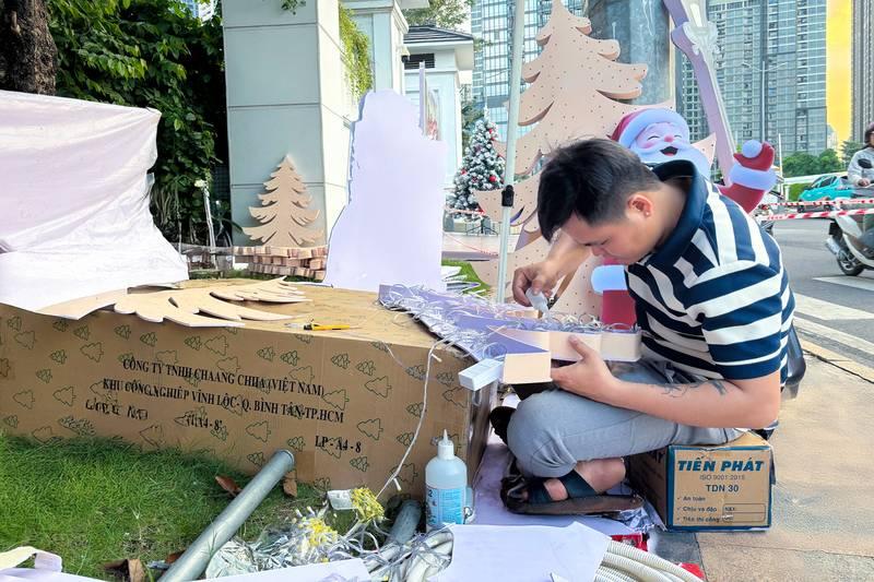 Nhân viên chuẩn bị vật liệu cho dịch vụ trang trí noel văn phòng trọn gói giá tốt HCM.