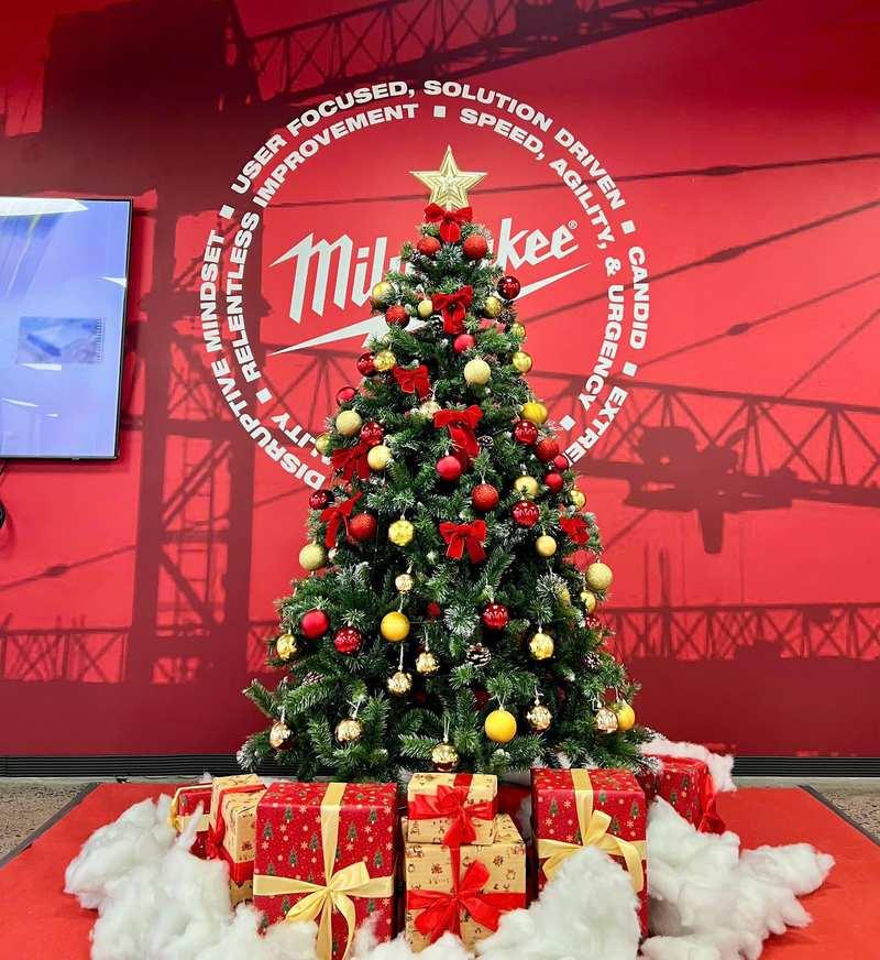 Cây thông Noel trang trí văn phòng cùng hộp quà đỏ vàng, dịch vụ trang trí noel văn phòng trọn gói giá tốt HCM.