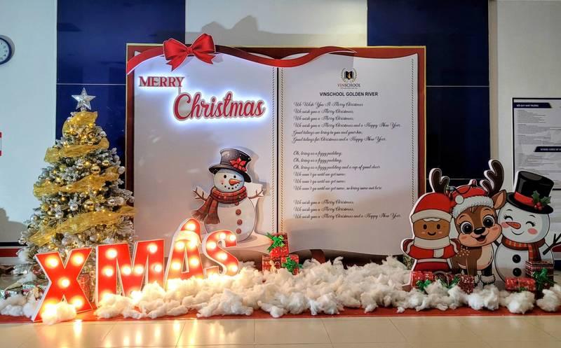 Dịch vụ trang trí noel văn phòng trọn gói giá tốt HCM với cây thông, hình người tuyết và đèn chữ Xmas sáng rực.