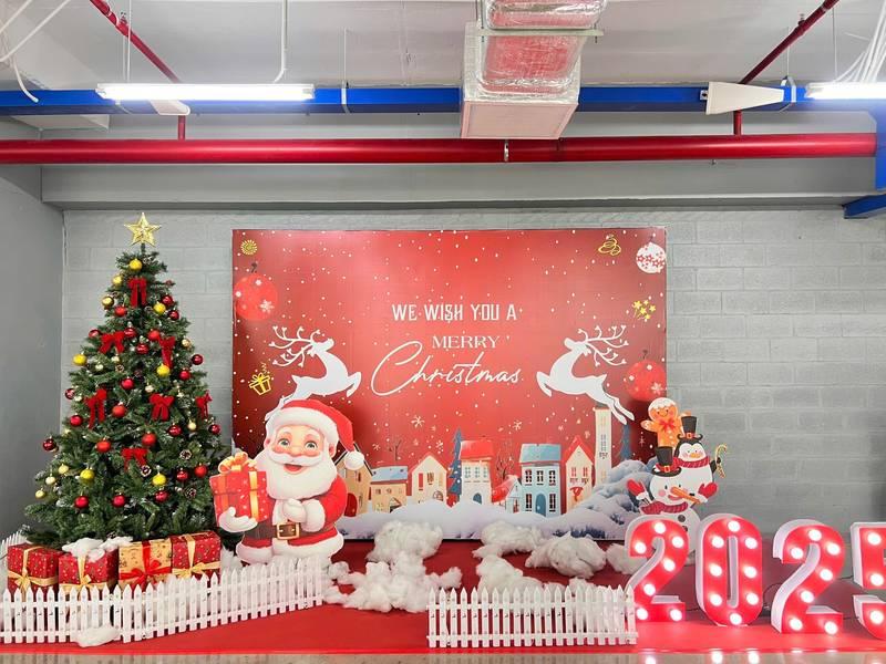 Dịch vụ trang trí noel văn phòng trọn gói giá tốt HCM với cây thông, ông già noel và năm mới 2025.