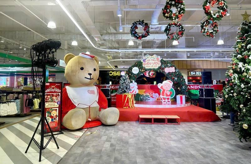 Alt: Không gian trang trí Noel văn phòng với gấu bông lớn và cây thông, dịch vụ trang trí noel trọn gói giá tốt tại HCM.