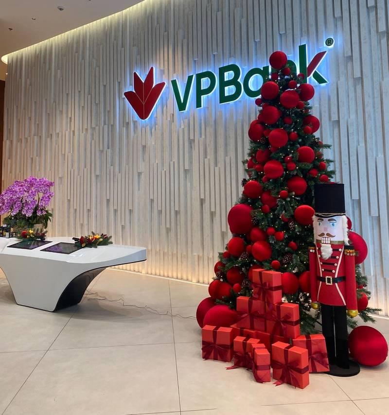 Dịch vụ trang trí Noel văn phòng trọn gói giá tốt HCM với cây thông, hộp quà và lính chì trang trí tại sảnh VPBank.